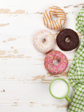 Süt, kurabiye ve ahşap masa üzerinde çörek. Kopya alanı ile Üstten Görünüm
