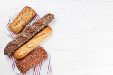 Çeşitli ekmek ve beyaz tahta masada buns. Metin alanı olan Üstten Görünüm