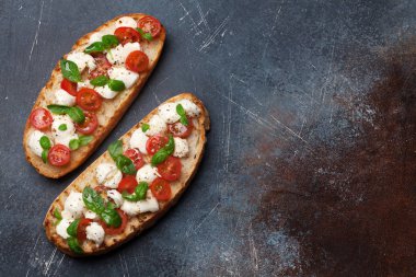 Caprese bruschetta tost domates, mozzarella ve fesleğen ile. Metin alanı olan Üstten Görünüm