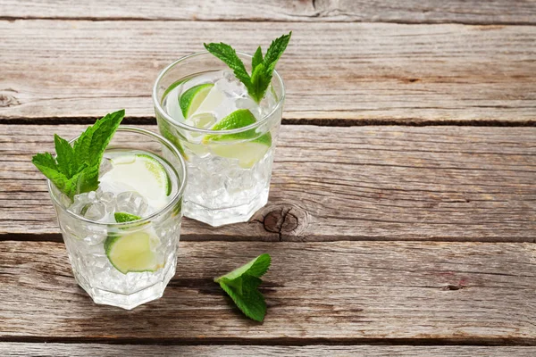Två Mojito Cocktail Glas Träbord Med Kopia Utrymme — Stockfoto
