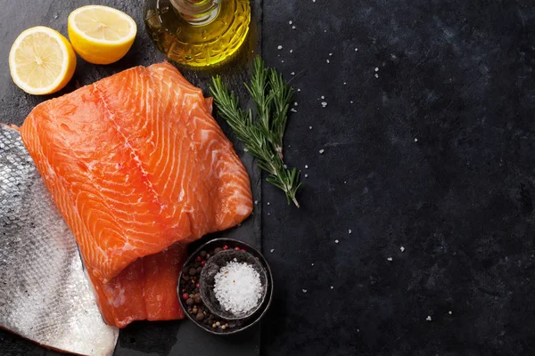 Filé Peixe Salmão Cru Com Especiarias Cozinhando Tábua Corte Vista — Fotografia de Stock