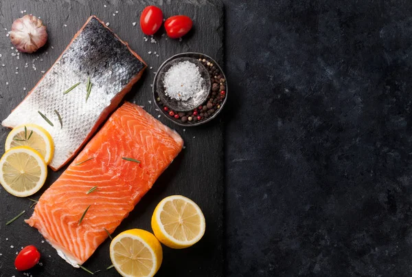 Filet Poisson Saumon Cru Avec Cuisson Aux Épices Sur Planche — Photo