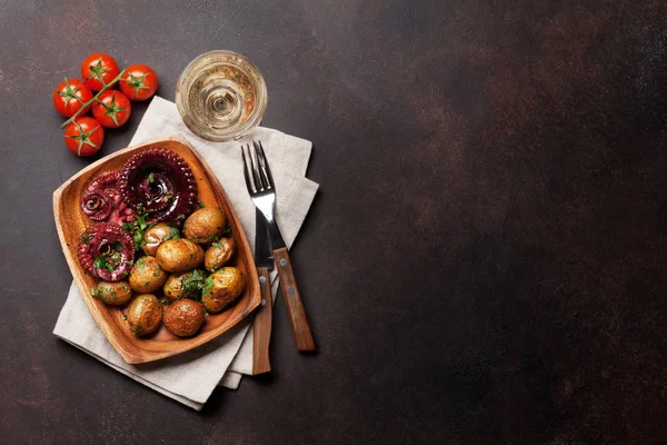 烤章鱼与土豆与草药和香料和白葡萄酒玻璃 具有文本空间的顶部视图 — 图库照片