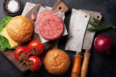 Sığır eti, domates, peynir, salatalık ve marul ile yemek lezzetli ızgara ev yapımı hamburger. Üstten Görünüm