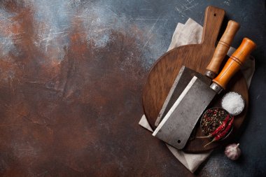Kasap. Vintage et bıçakları ve baharat kesme tahtası üzerinde. Metin alanı olan Üstten Görünüm
