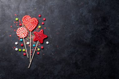 Renkli tatlılar. Lolipop ve şekerler. Metin alanı olan Üstten Görünüm