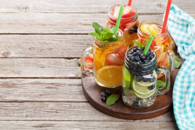 Yaz meyve ve çilek ile taze limonata kavanoz. Senin metin için ile yer