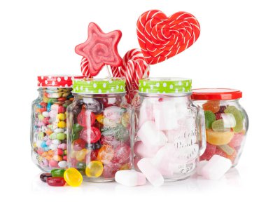 Renkli tatlılar. Lolipop, Bademli kurabiye, şekerleme, marmelat ve şekerler kavanozlar izole üzerinde beyaz arka plan