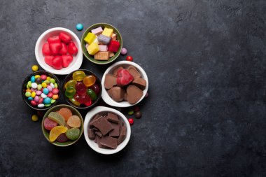 Renkli tatlılar. Lolipop, bademli kurabiye, şekerleme, marmelat ve şekerler. Selam yeri olan Üstten Görünüm