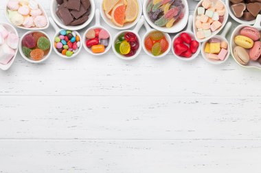 Renkli tatlılar. Lolipop, Bademli kurabiye, hatmi, marmelat, çikolata ve şekerleme. Selam yeri olan üstten görünüm