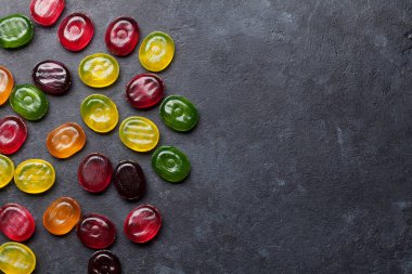 Renkli tatlılar. Lolipop ve şekerler. Selam yeri olan Üstten Görünüm