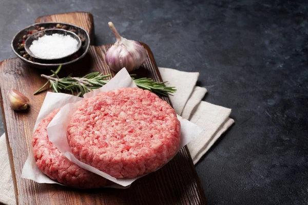 Сырое Мясо Ингредиенты Домашнего Приготовления Гамбургеров Гриль Пространствами Травами — стоковое фото