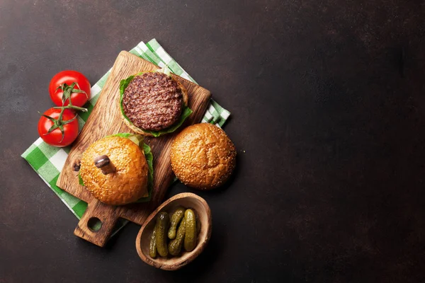 Sabrosas Hamburguesas Caseras Parrilla Cocinadas Con Carne Res Tomates Queso —  Fotos de Stock