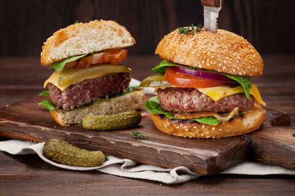 Tasty Grilled Homemade Burgers Cooking Beef Tomatoes Cheese Cucumbers Lettuce — Stock Photo, Image
