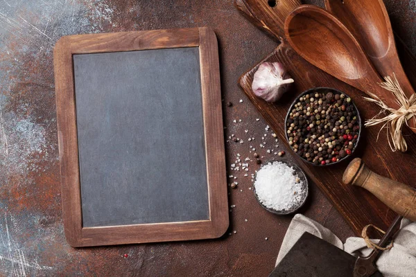 Vintage mutfak gereçleri ve baharat kesme tahtası üzerinde. Pişirme kavramı. Metin alanı olan Üstten Görünüm