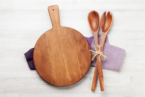 まな板と木製のテーブル背景上の道具 料理の背景 あなたのレシピのためのスペースのトップ ビュー — ストック写真