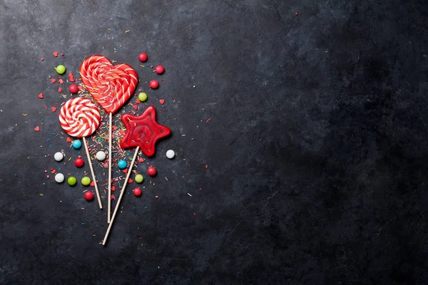 カラフルなお菓子 ロリポップ キャンディー テキストのスペースのトップ ビュー — ストック写真