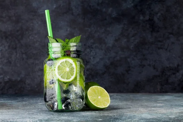 Tarro Limonada Fresca Con Frutas Bayas Verano Con Espacio Para —  Fotos de Stock