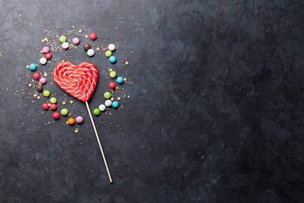 カラフルなお菓子 ロリポップ キャンディー あなたの挨拶のためのスペースのトップ ビュー — ストック写真