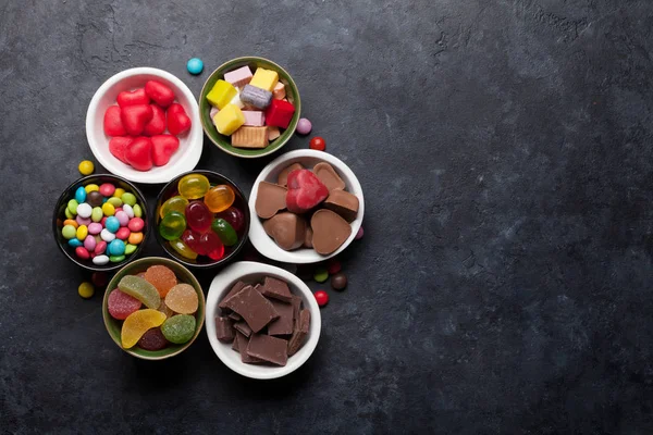 Renkli tatlılar. Lolipop, bademli kurabiye, şekerleme, marmelat ve şekerler. Selam yeri olan Üstten Görünüm