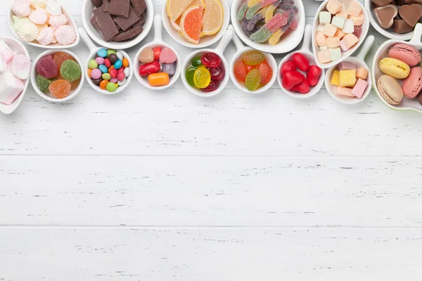 Renkli tatlılar. Lolipop, Bademli kurabiye, hatmi, marmelat, çikolata ve şekerleme. Selam yeri olan üstten görünüm