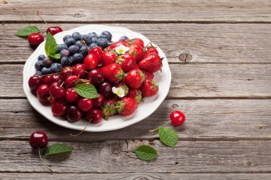 Taze yaz meyveleri. Kiraz, böğürtlen ve çilek. Senin metin için ile yer