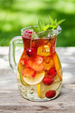 Ev yapımı limonata veya sangria yaz meyve ve çilek ile. Açık