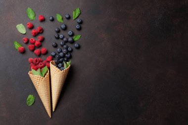 Çilek ile dondurma külah. Metin alanı olan üstten görünüm