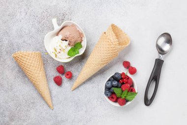 Dondurmalı çilek yemek. Üstten görünüm