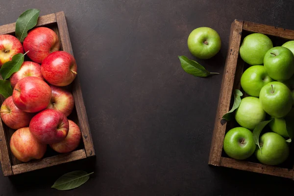 木箱に熟した緑と赤リンゴ テキストのスペースのトップ ビュー — ストック写真