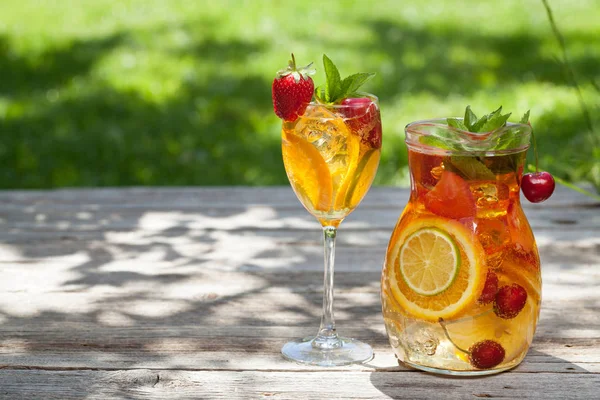 Hemmagjord Lemonad Eller Sangria Med Sommaren Frukter Och Bär Utomhus — Stockfoto