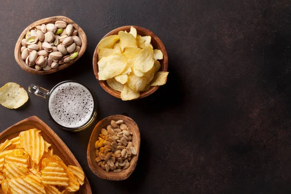 Cerveza Aperitivos Mesa Piedra Nueces Papas Fritas Vista Superior Con — Foto de Stock