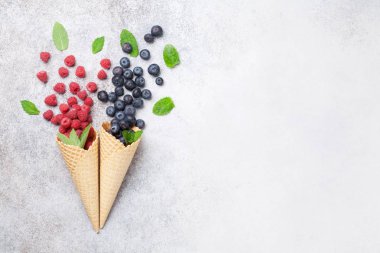 Çilek ile dondurma külah. Metin alanı olan üstten görünüm