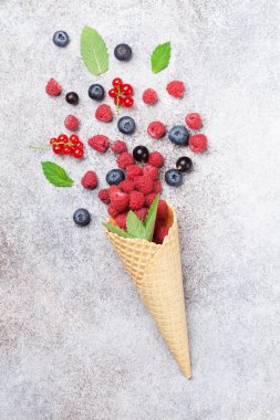 Dondurma külahı çilek ile. Üstten görünüm