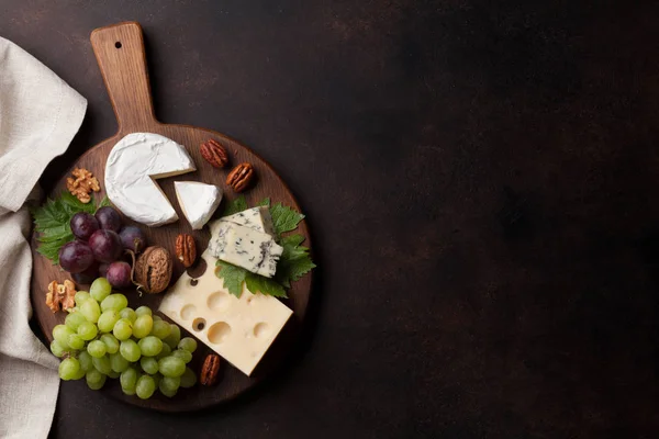 Kaas Plaat Met Druiven Noten Wijn Snaks Bovenaanzicht Met Ruimte — Stockfoto