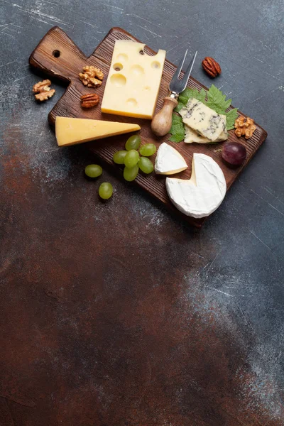 Käseplatte Mit Trauben Und Nüssen Weinschlangen Ansicht Von Oben Mit — Stockfoto