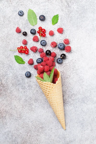 果実とアイスクリームのコーン トップ ビュー — ストック写真