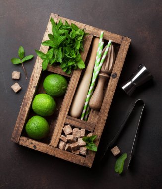 Mojito kokteyl malzemeler ve bar aksesuarları kutusu taş masada. Üstten görünüm