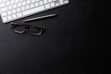 Ofis Masası bilgisayar ve sarf malzemeleri ile. Metin alanı olan Üstten Görünüm