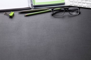 Ofis masası bilgisayar ve sarf malzemeleri ile. Senin metin için ile yer