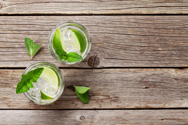 Două Pahare Cocktail Mojito Masă Lemn Vizualizare Sus Spațiu Copiere — Fotografie, imagine de stoc