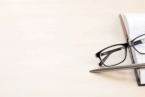 Houten Bureau Met Leveringen Kladblok Pen Glazen Met Ruimte Voor — Stockfoto