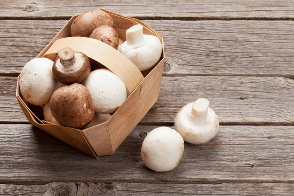 Champignon Pilze Schachtel Auf Holztisch — Stockfoto