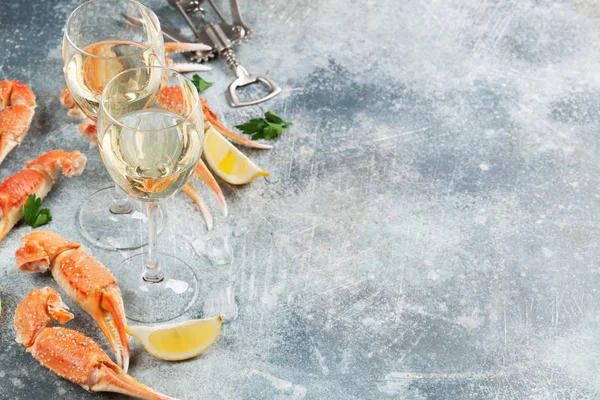 蛤和白葡萄酒 在石桌上的文字空间 — 图库照片