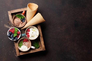 Dondurmalı çilek ahşap kutusunda. Metin alanı olan üstten görünüm