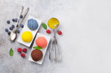 Dondurma ile fındık ve çilek. Metin alanı olan üstten görünüm