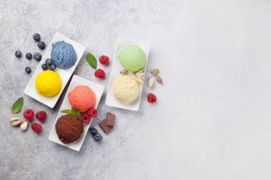 Dondurma ile fındık ve çilek. Metin alanı olan üstten görünüm