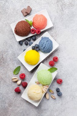 Dondurma ile fındık ve çilek. Üstten görünüm