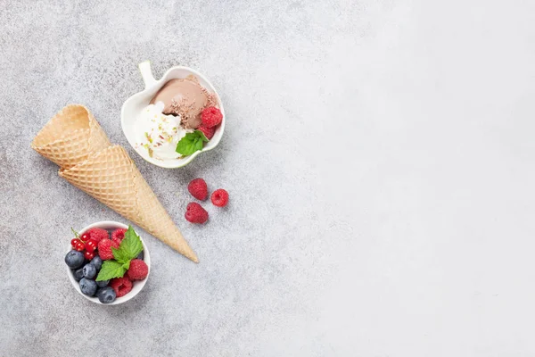 Ice Cream Bogyókkal Szöveg Szóközzel Felülnézet — Stock Fotó