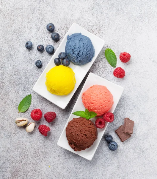 Dondurma ile fındık ve çilek. Üstten görünüm